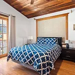Pool & Hot Tub! Historic Fl Charm! Billiard & Ping Pong, Walk To The Beach