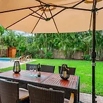 Fox Private Resort-Heated Pool, Spa-Downtown&Beach