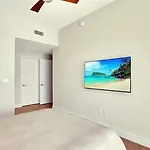 Four Bedroom Condo 5-Star Beachfront Living