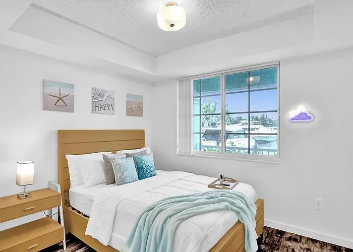 2B Villa On The Water, Luxurious & Games Galore! Near Beach & Airport