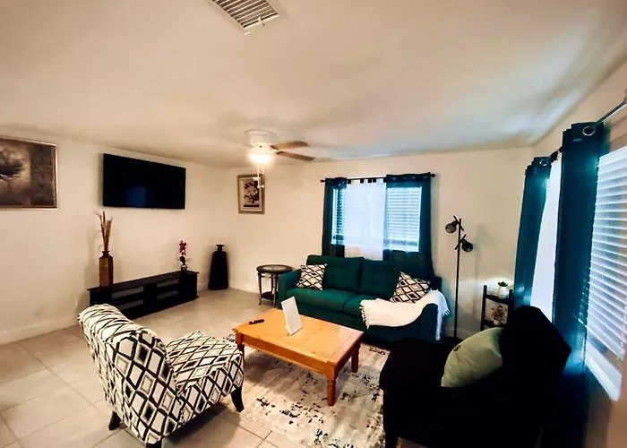 Lovely 2-Bedroom 1-Bath Rental In Oakland Park Fl