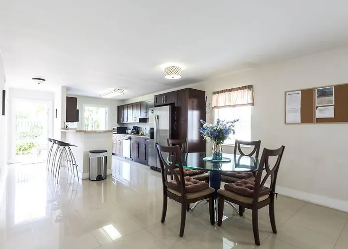 A1 - Endless Summer Vacation Rentals - Affordable Luxury Near Downtown