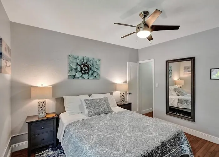 By Las Olas Bl, Pool, Parking, Remodeled & Central