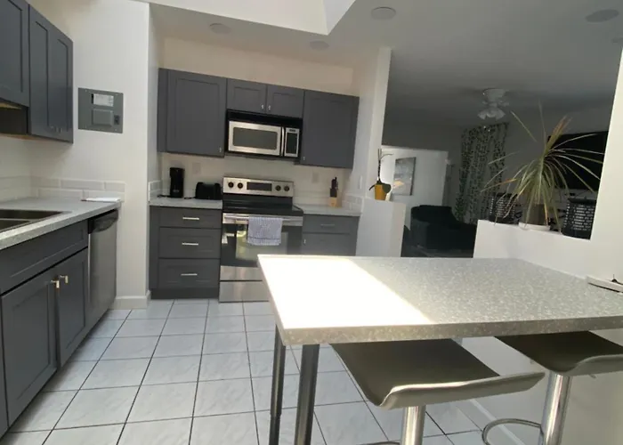Modern Apartments Close To Downtown And The Airport