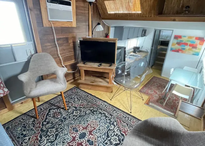 Updated Houseboat On The River!