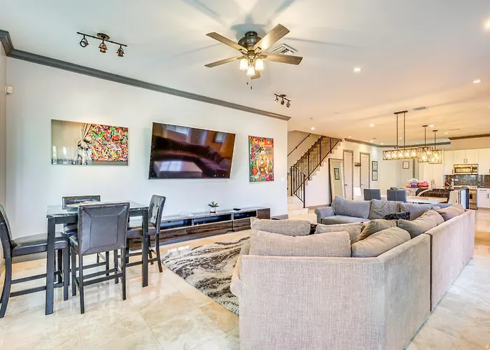 2 Mi To Las Olas Sleek Townhome With Yard And Views!