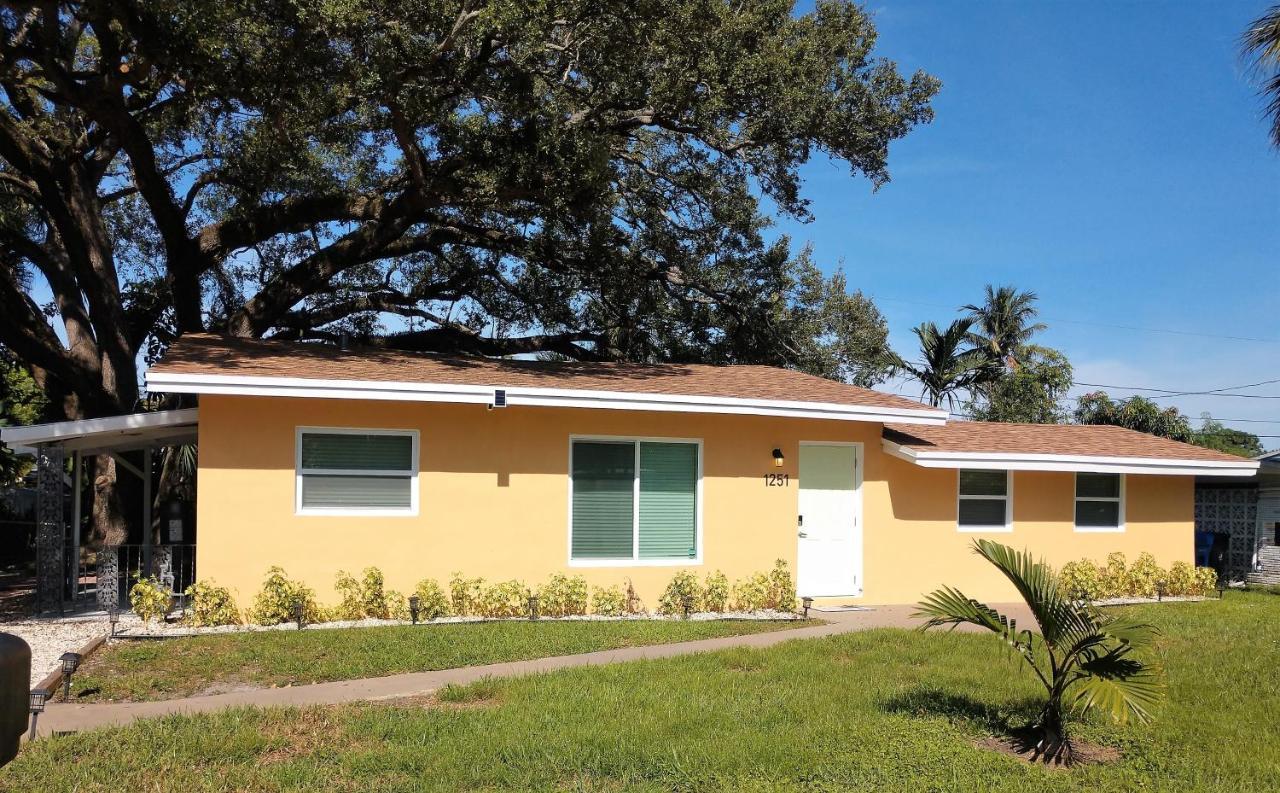 Family, Couples Retreat Near Airport, Cruise Port & Beaches *