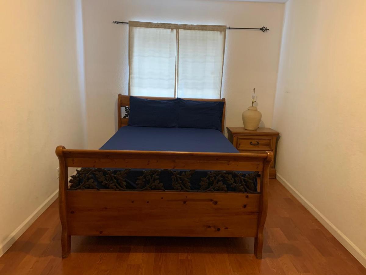 Homestay Bedroom In Lauderdale Lakes Townhome Fort Lauderdale