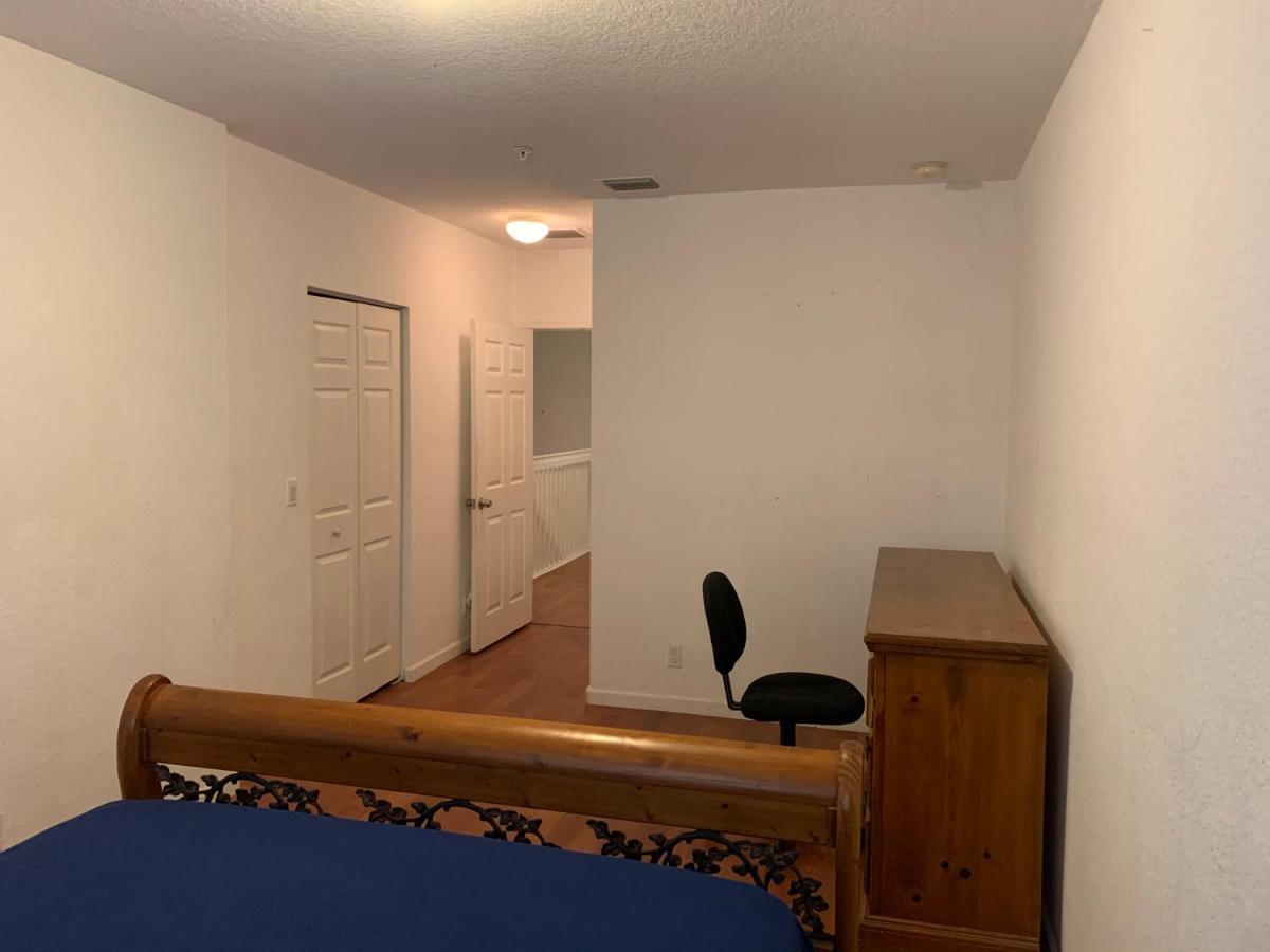 Bedroom In Lauderdale Lakes Townhome Homestay Fort Lauderdale