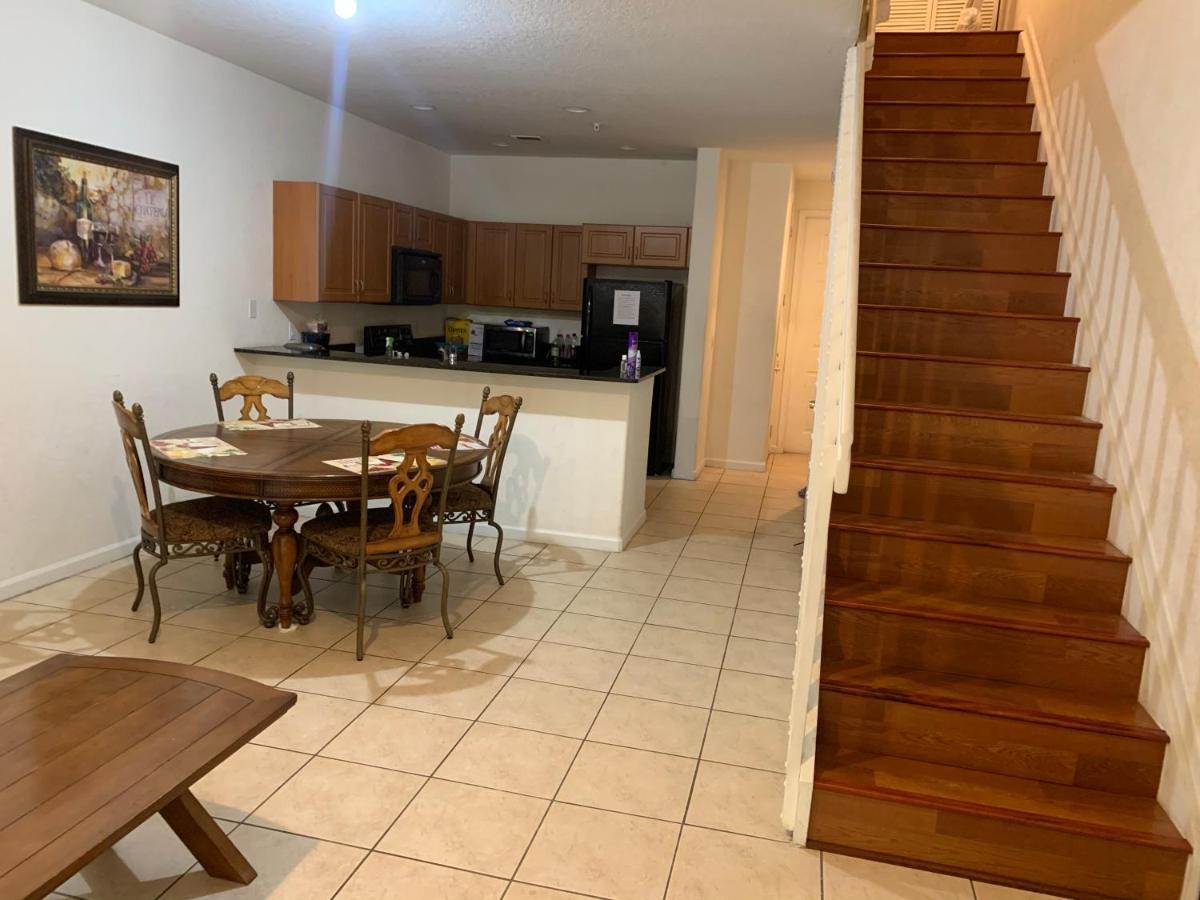 Bedroom In Lauderdale Lakes Townhome *