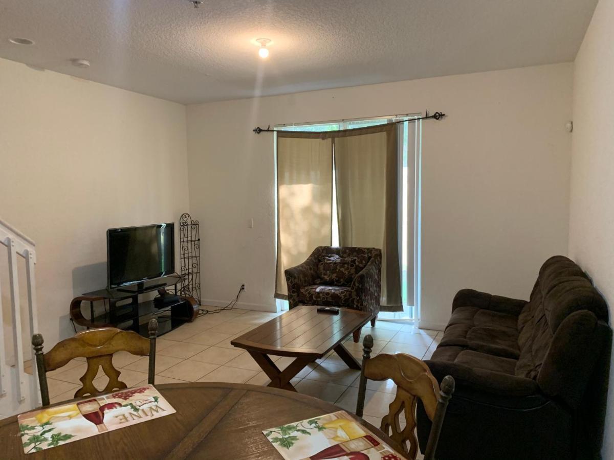 Homestay Bedroom In Lauderdale Lakes Townhome
