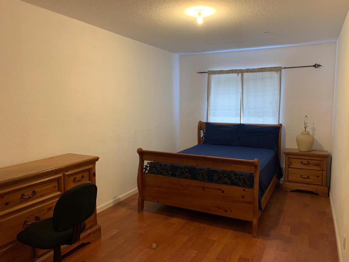 Bedroom In Lauderdale Lakes Townhome Homestay *
