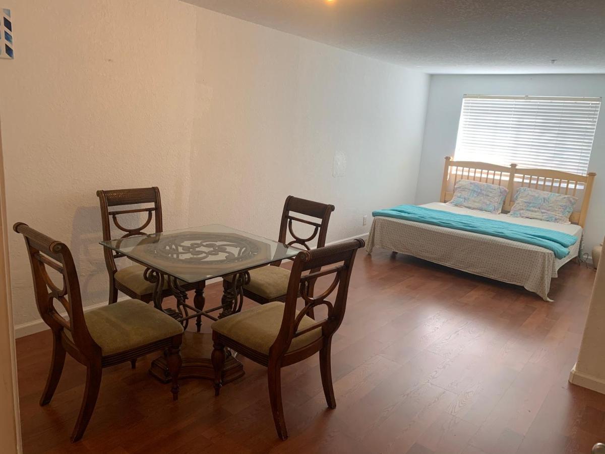 Homestay Bedroom In Lauderdale Lakes Townhome Fort Lauderdale