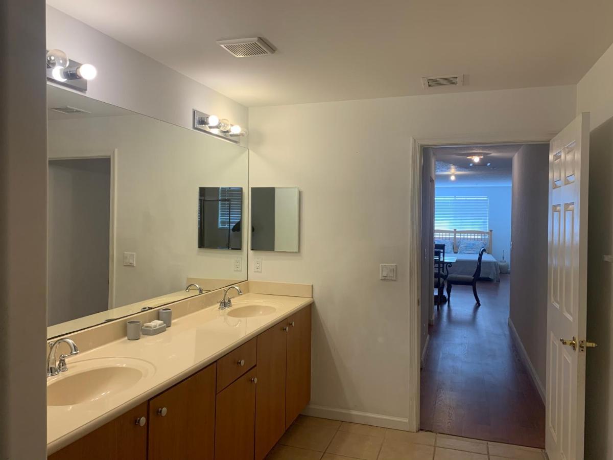 Bedroom In Lauderdale Lakes Townhome Homestay Fort Lauderdale