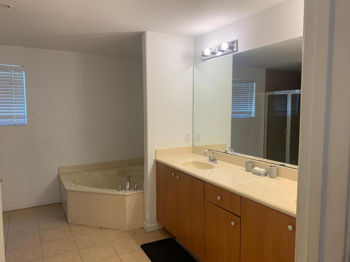 Homestay Bedroom In Lauderdale Lakes Townhome Fort Lauderdale