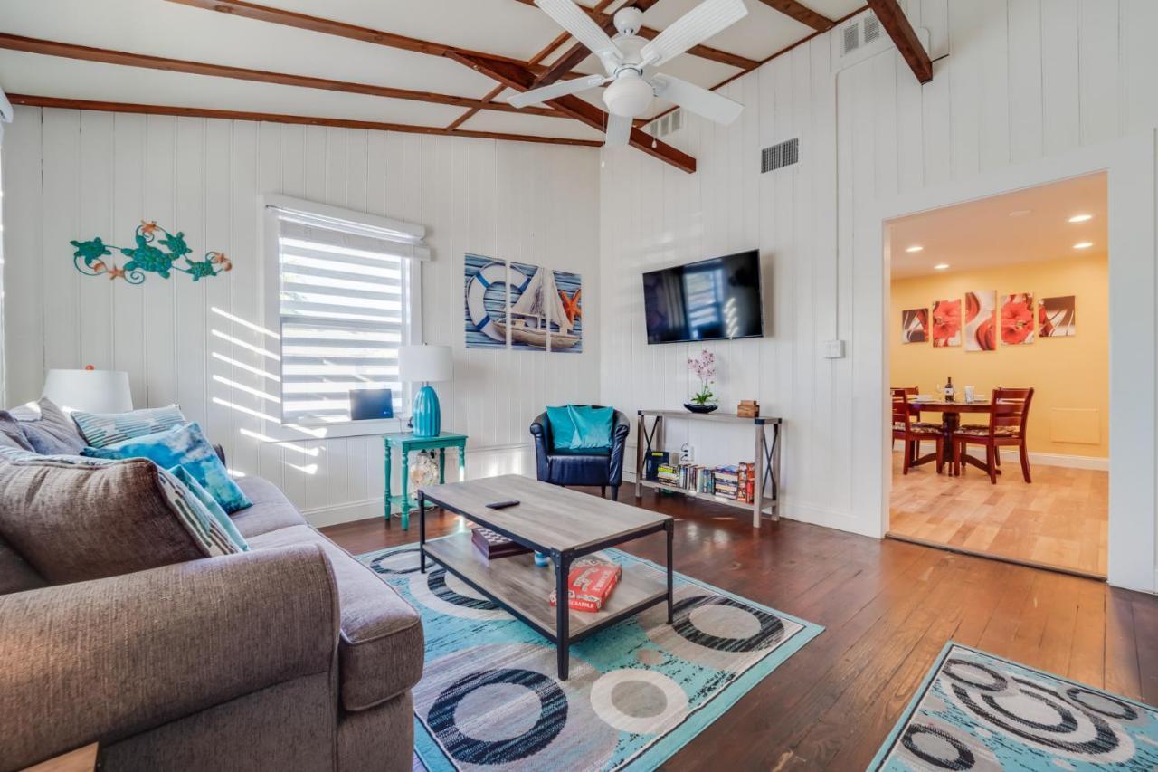 Apartment Chairs, Good Kitchen, Wifi On 14th Ave Fort Lauderdale