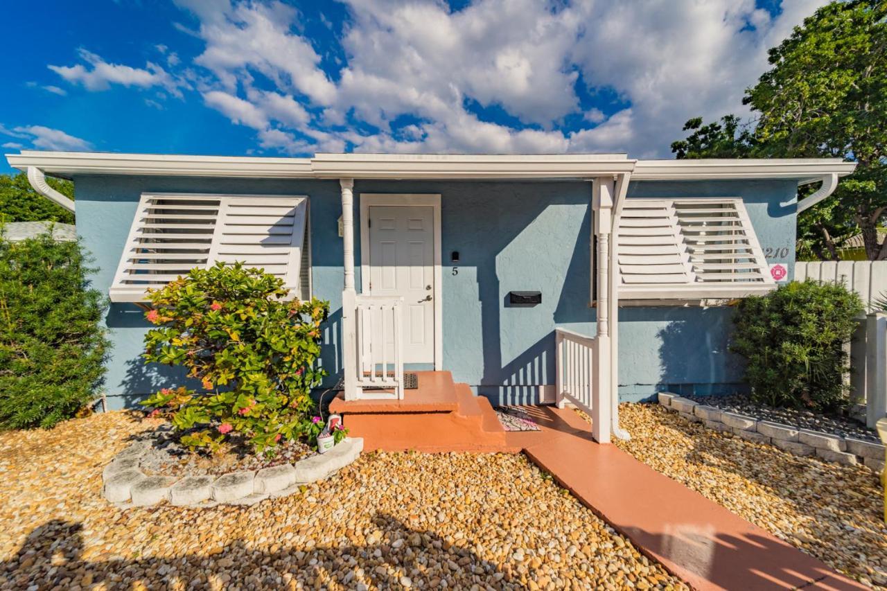 Chairs, Good Kitchen, Wifi On 14th Ave * Fort Lauderdale