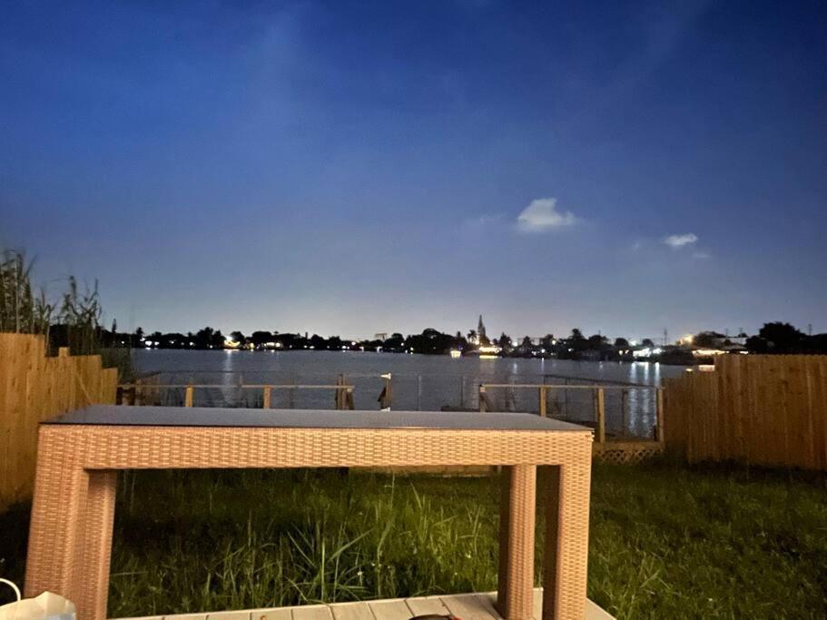 Supervilla - Lakefront - Sunsets, Kayaks, Grill *