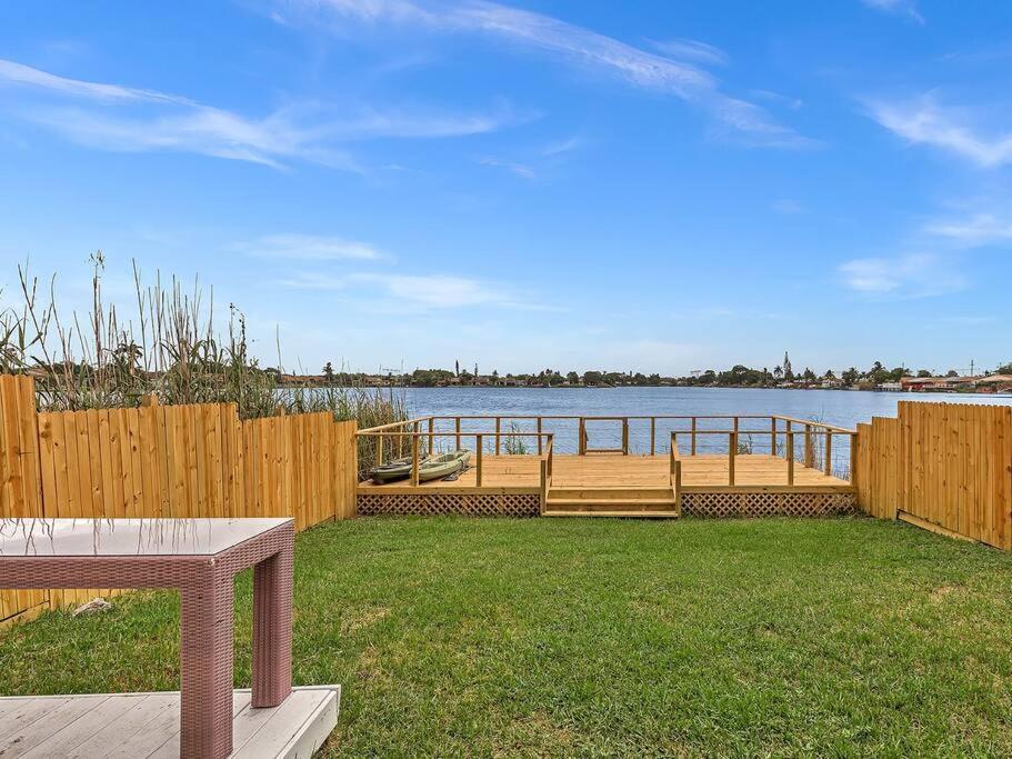 Supervilla - Lakefront - Sunsets, Kayaks, Grill Holiday home