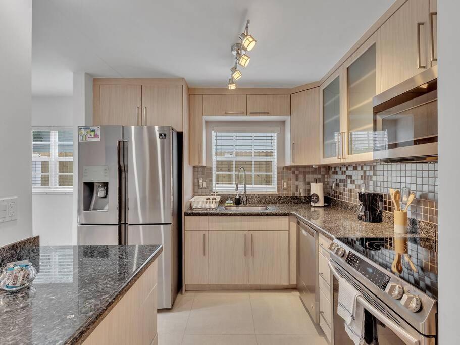 Supervilla - Lakefront - Sunsets, Kayaks, Grill Holiday home Fort Lauderdale
