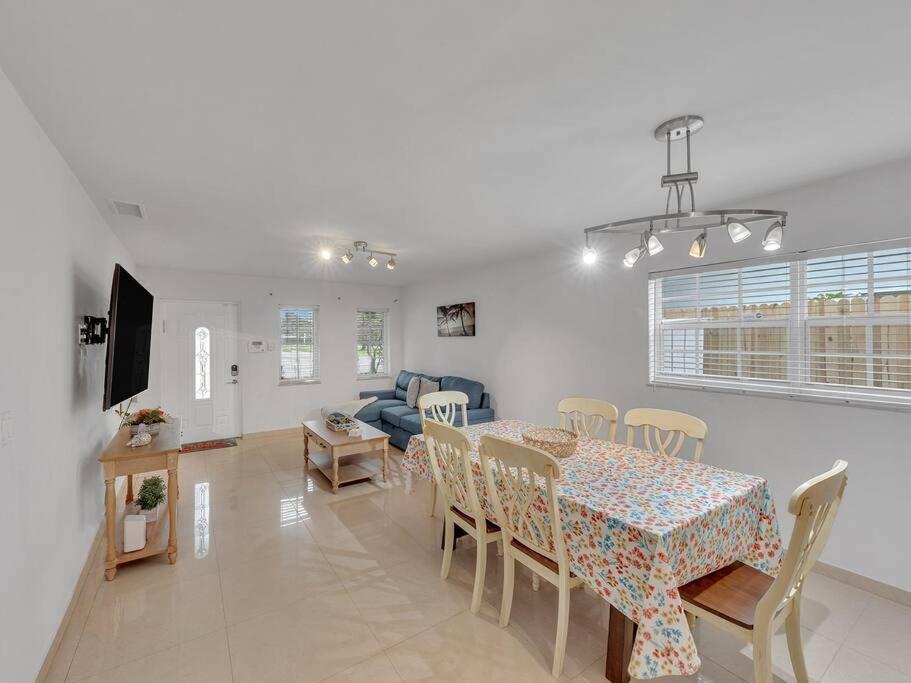 Supervilla - Lakefront - Sunsets, Kayaks, Grill