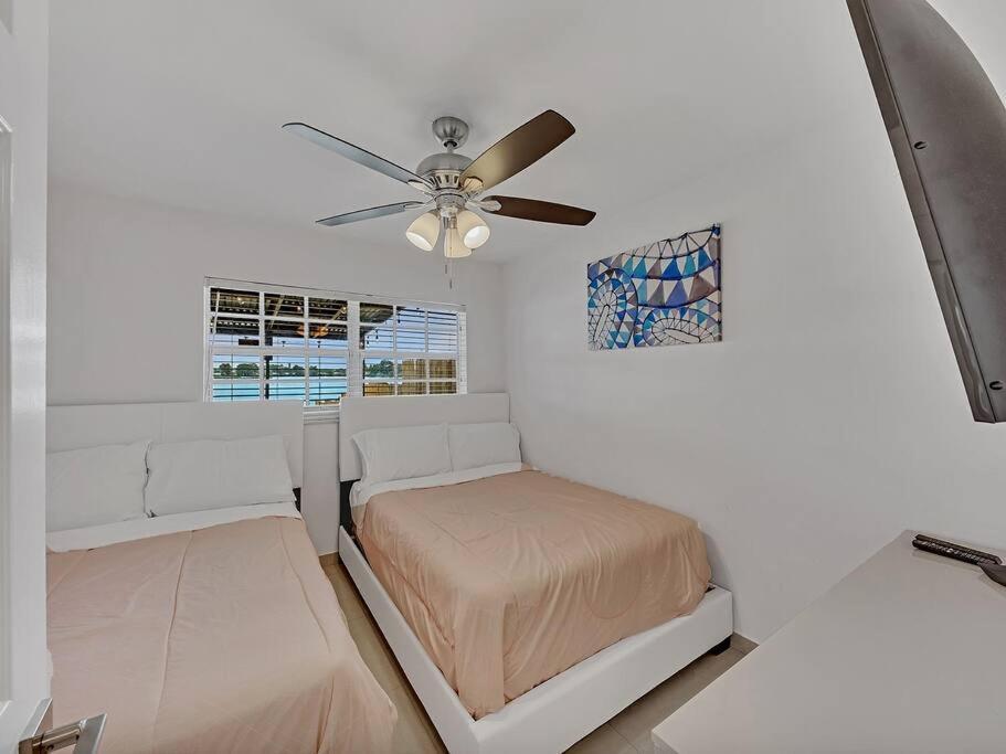 Supervilla - Lakefront - Sunsets, Kayaks, Grill Holiday home