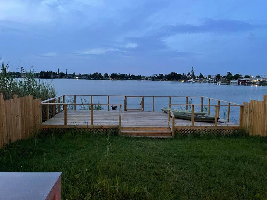 Supervilla - Lakefront - Sunsets, Kayaks, Grill Holiday home *
