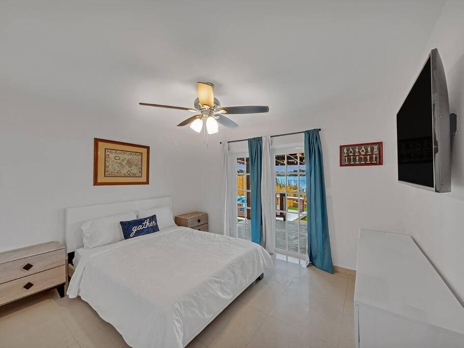 Supervilla - Lakefront - Sunsets, Kayaks, Grill Holiday home