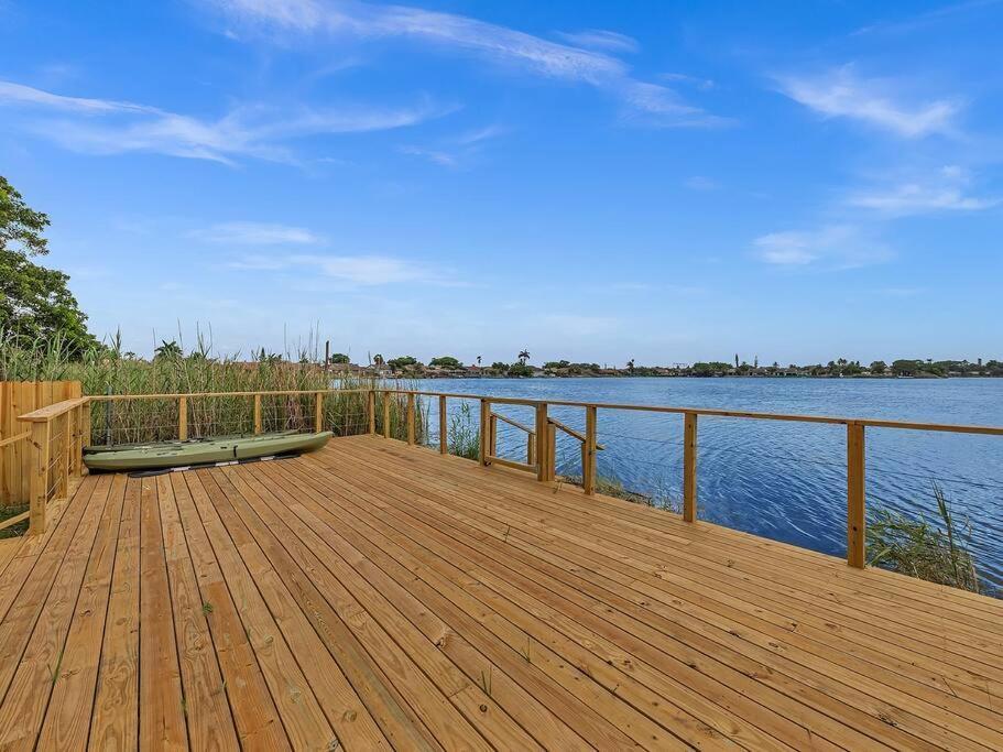 Supervilla - Lakefront - Sunsets, Kayaks, Grill