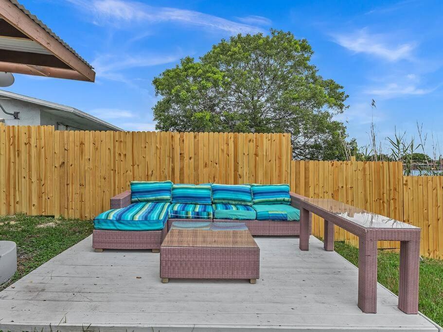 Supervilla - Lakefront - Sunsets, Kayaks, Grill