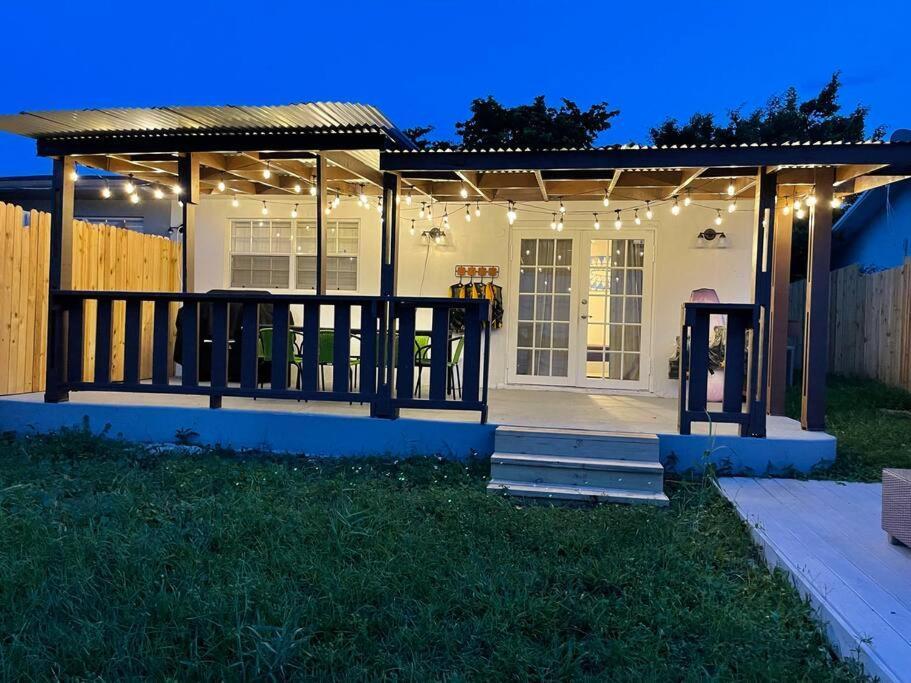 Supervilla - Lakefront - Sunsets, Kayaks, Grill Holiday home