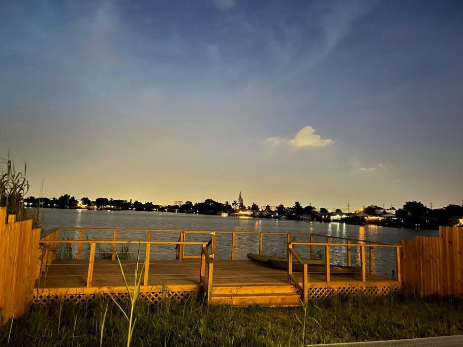 Supervilla - Lakefront - Sunsets, Kayaks, Grill Holiday home