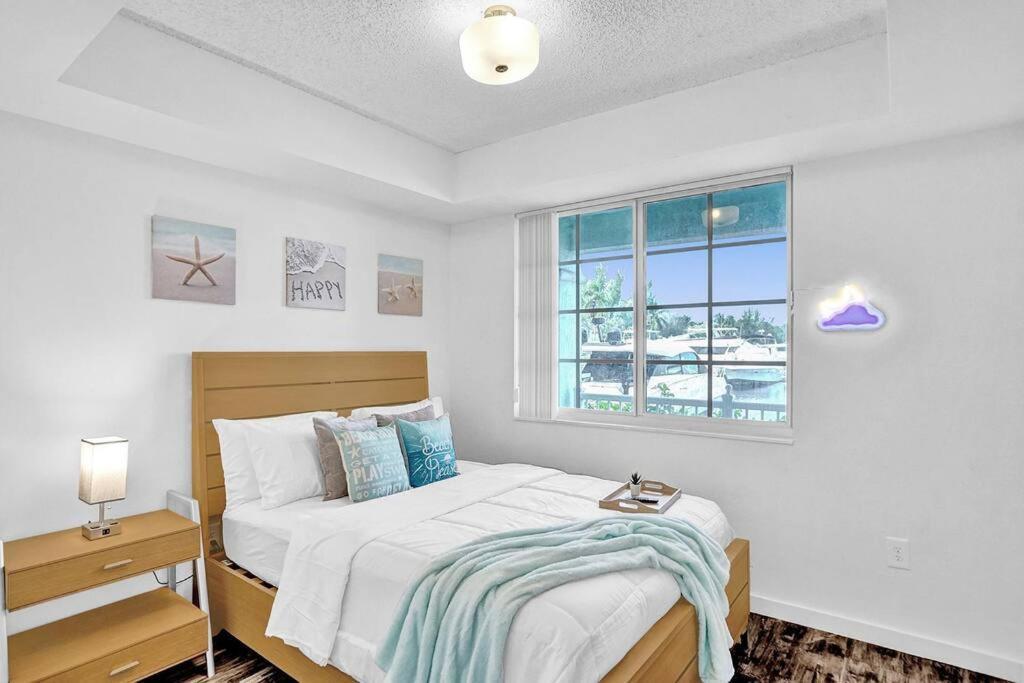 Apartment 2b On The Water, Luxurious & Games Galore! Near Beach & Airport