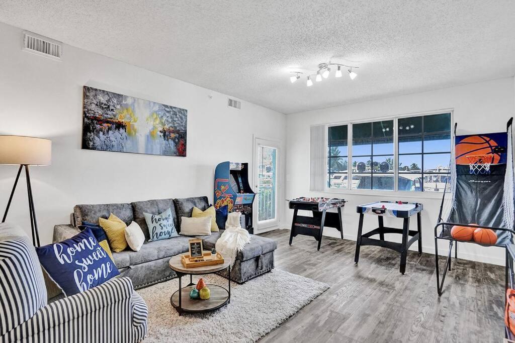 2b On The Water, Luxurious & Games Galore! Near Beach & Airport Apartment *