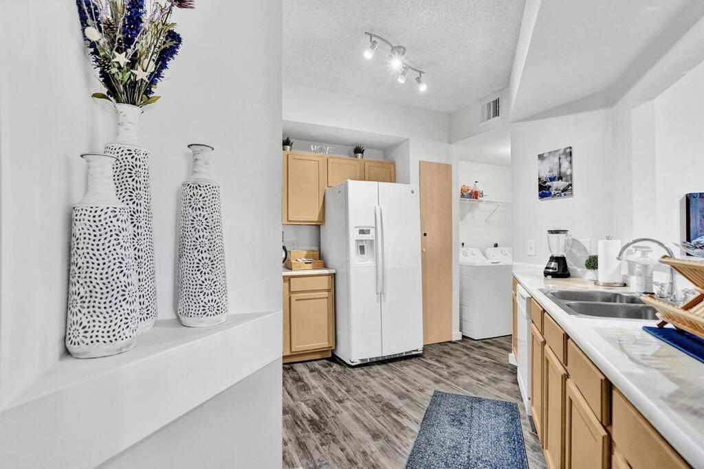Apartment 2b On The Water, Luxurious & Games Galore! Near Beach & Airport