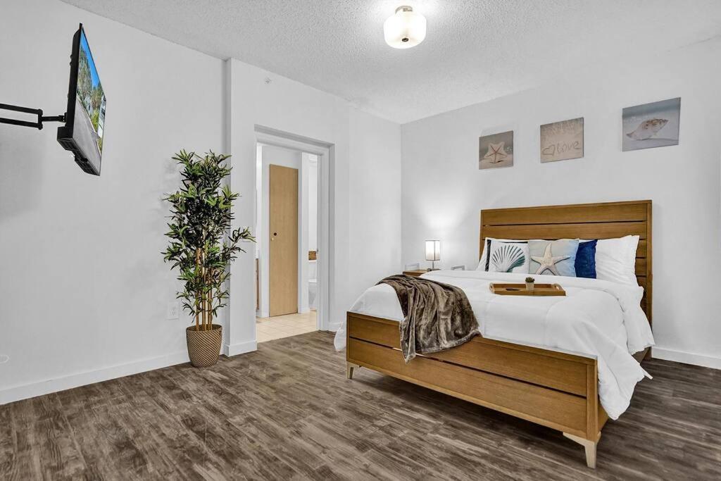 Apartment 2b On The Water, Luxurious & Games Galore! Near Beach & Airport