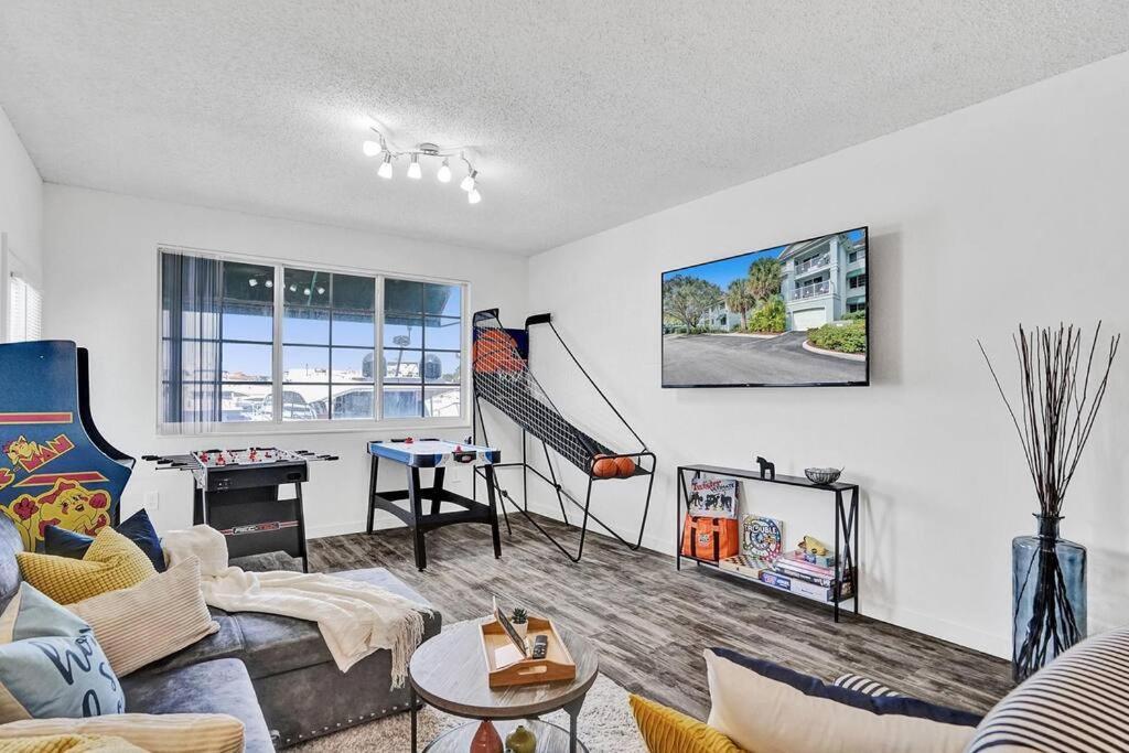 Apartment 2b On The Water, Luxurious & Games Galore! Near Beach & Airport