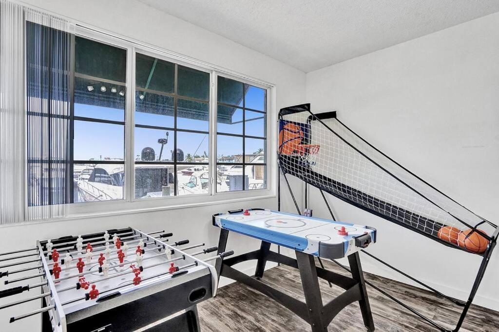 Apartment 2b On The Water, Luxurious & Games Galore! Near Beach & Airport *