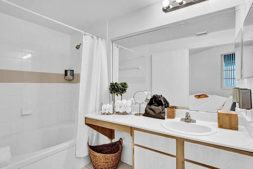 2b On The Water, Luxurious & Games Galore! Near Beach & Airport * Fort Lauderdale