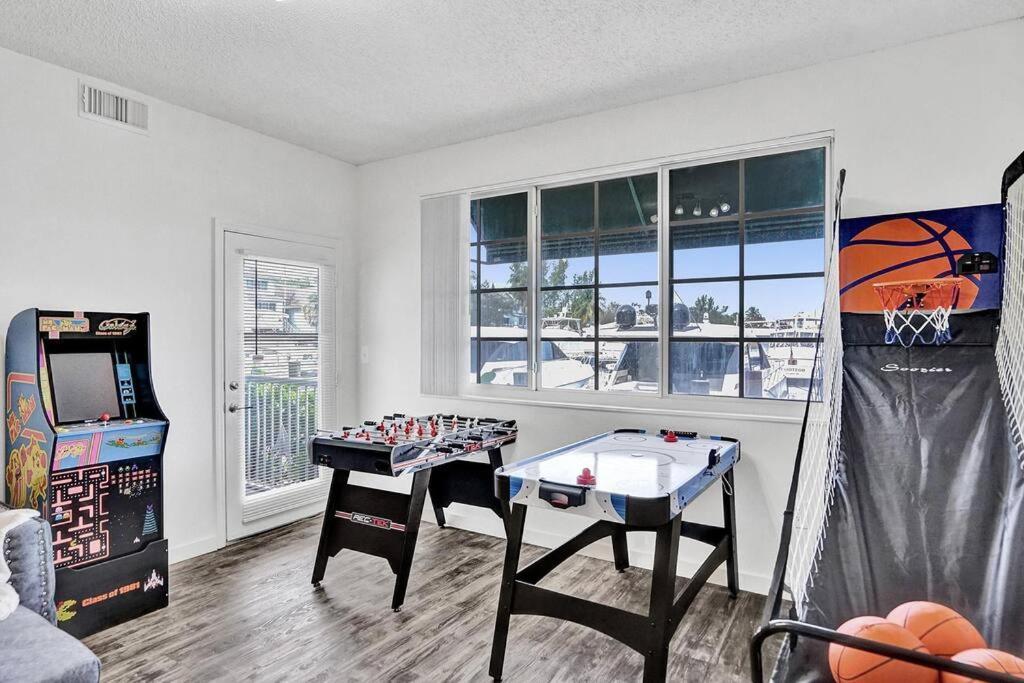 2b On The Water, Luxurious & Games Galore! Near Beach & Airport Apartment