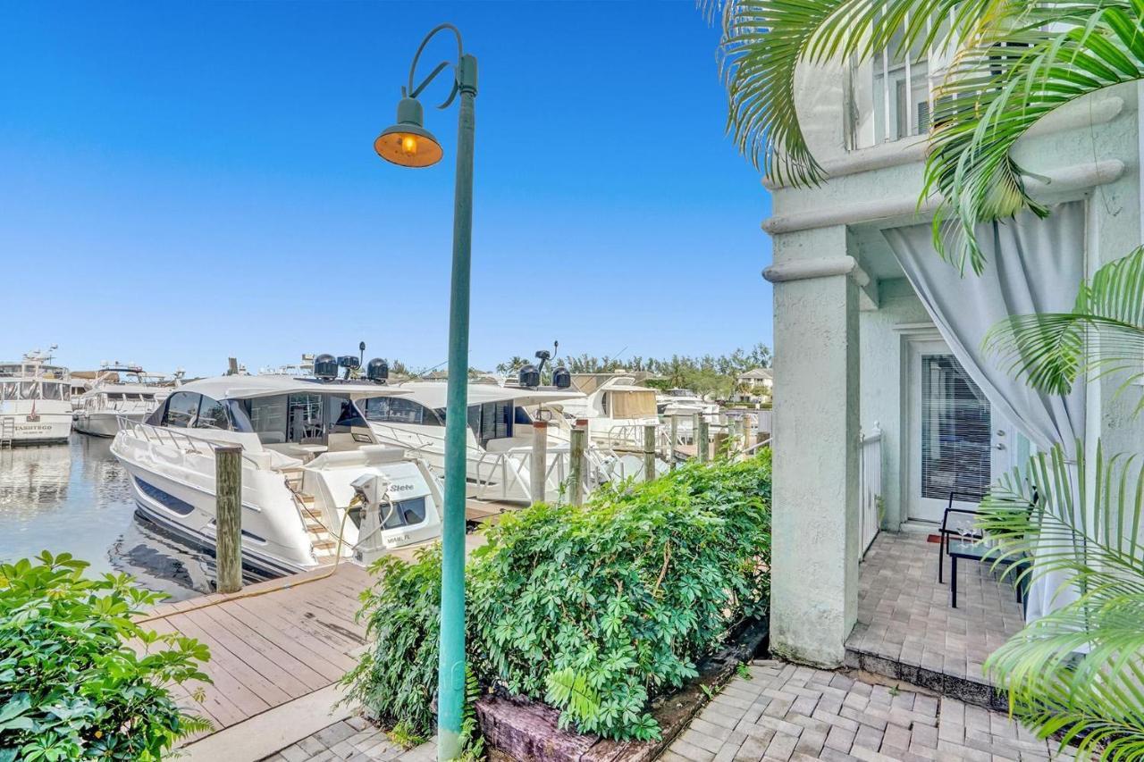 2b On The Water, Luxurious & Games Galore! Near Beach & Airport *