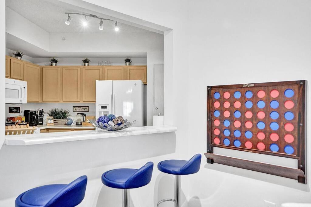 2b On The Water, Luxurious & Games Galore! Near Beach & Airport Apartment