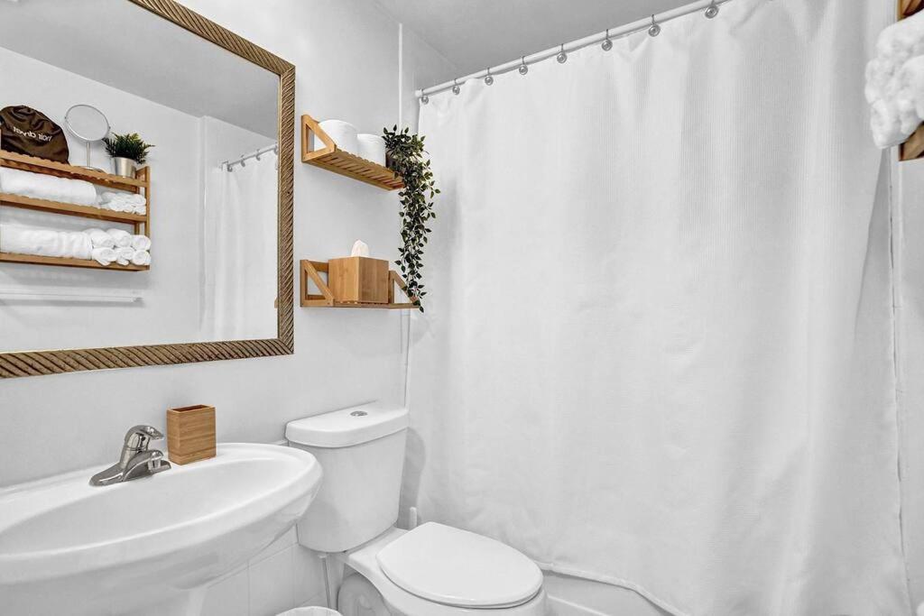 2b On The Water, Luxurious & Games Galore! Near Beach & Airport Apartment *