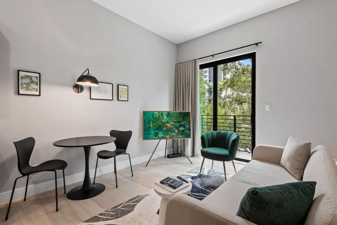 Pretty Rola 304 Luxury W King Bed Area Fort Lauderdale