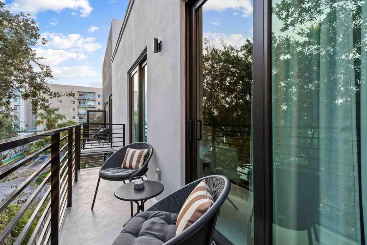 Pretty Rola 304 Luxury W King Bed Area * Fort Lauderdale
