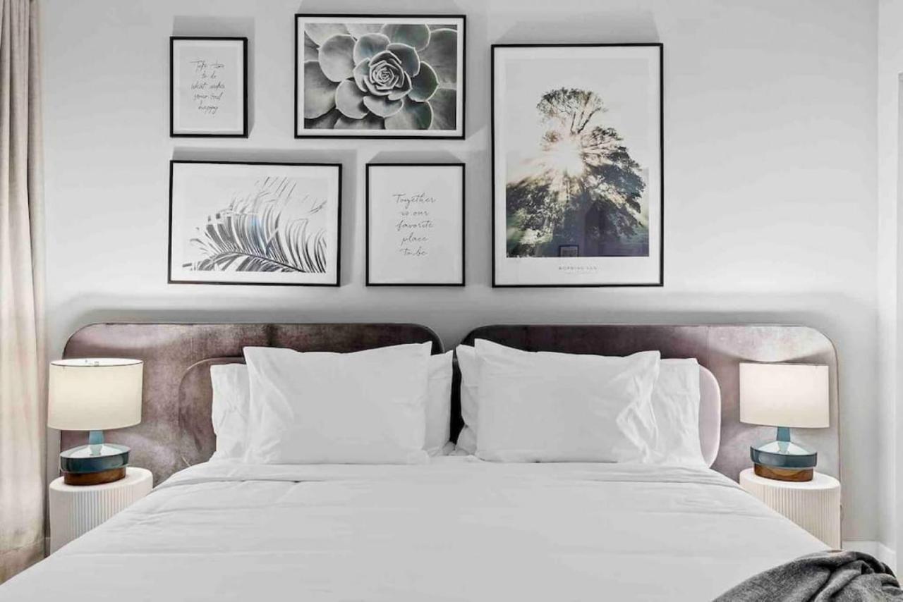 Pretty Rola 304 Luxury W King Bed Area *
