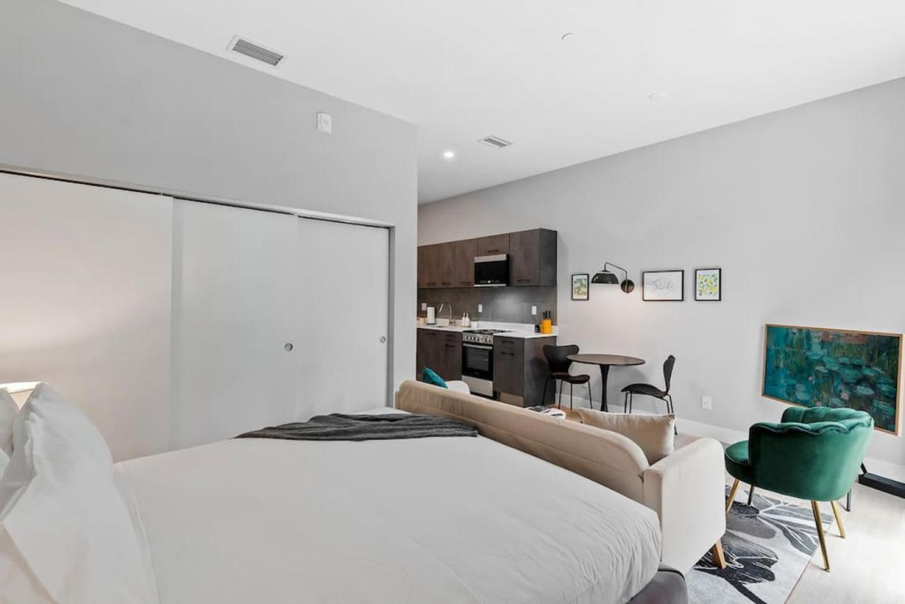 Pretty Rola 304 Luxury W King Bed Area Fort Lauderdale
