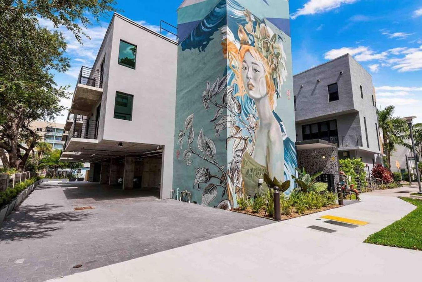 Pretty Rola 304 Luxury W King Bed Area * Fort Lauderdale