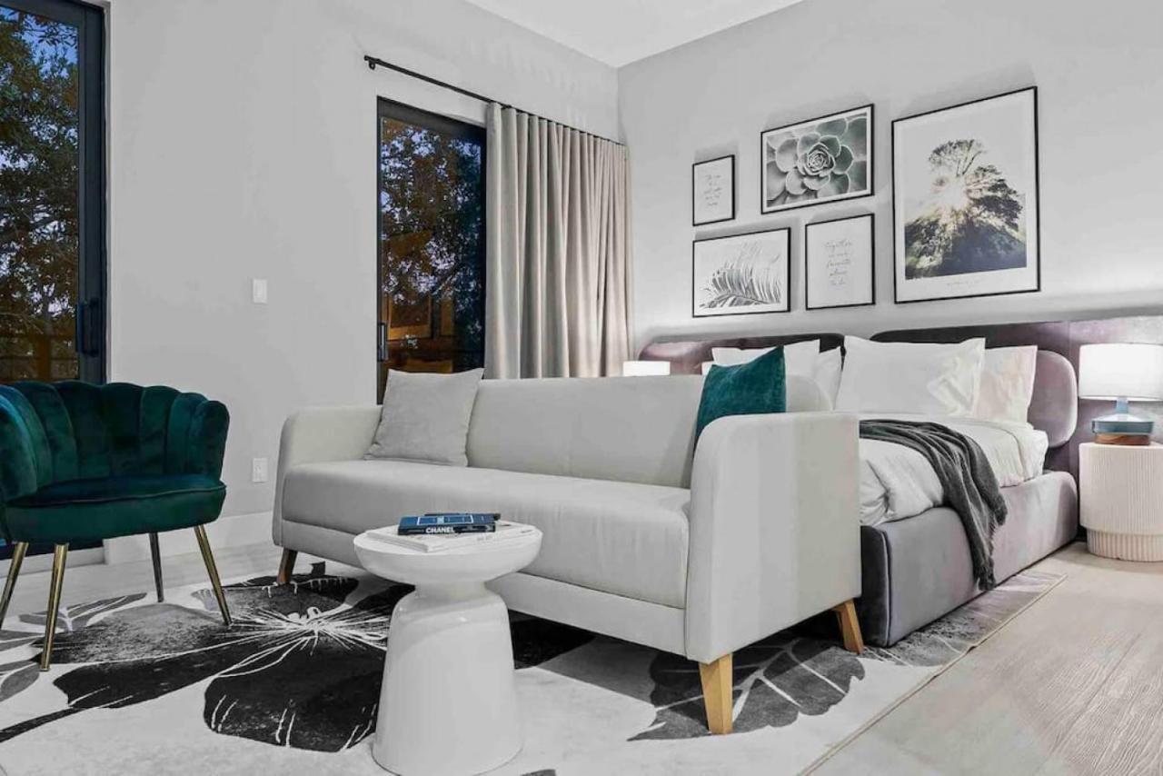 Pretty Rola 304 Luxury W King Bed Area *