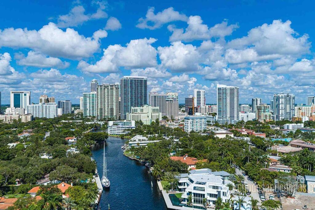 Pretty Rola 201 Luxury 1b1b W King Bed At Downtown Lauderdale Apartment